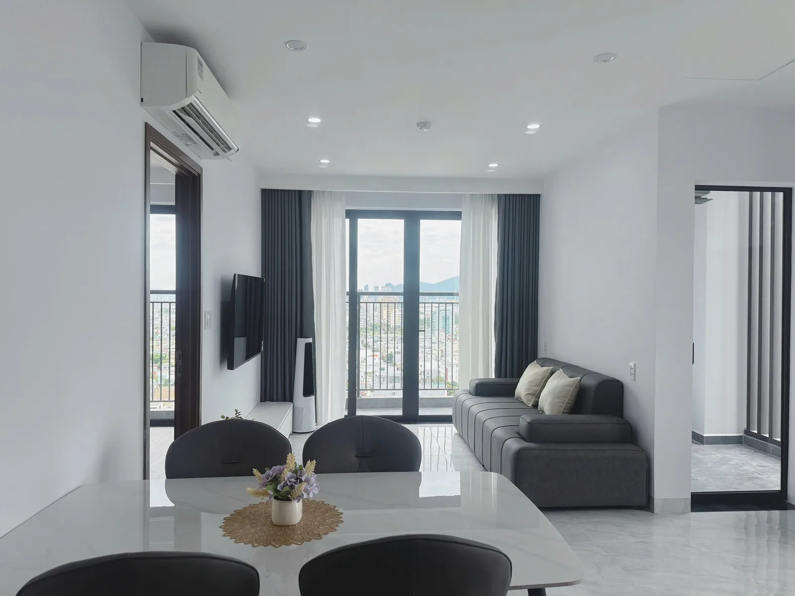 Vista Residence — 17th Floor Corner 2BR, River View - photo 2