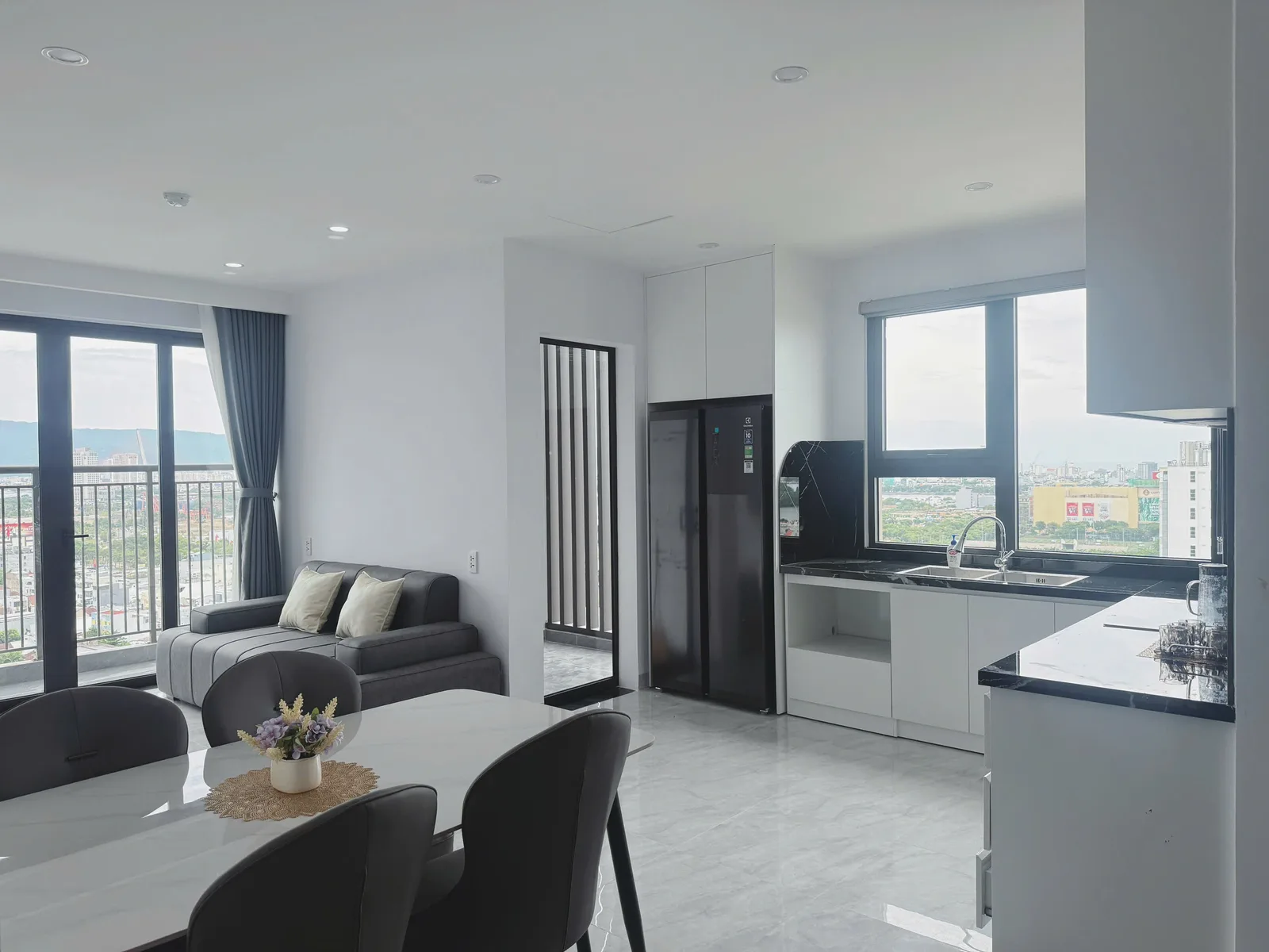 Vista Residence — 17th Floor Corner 2BR, River View - photo 3