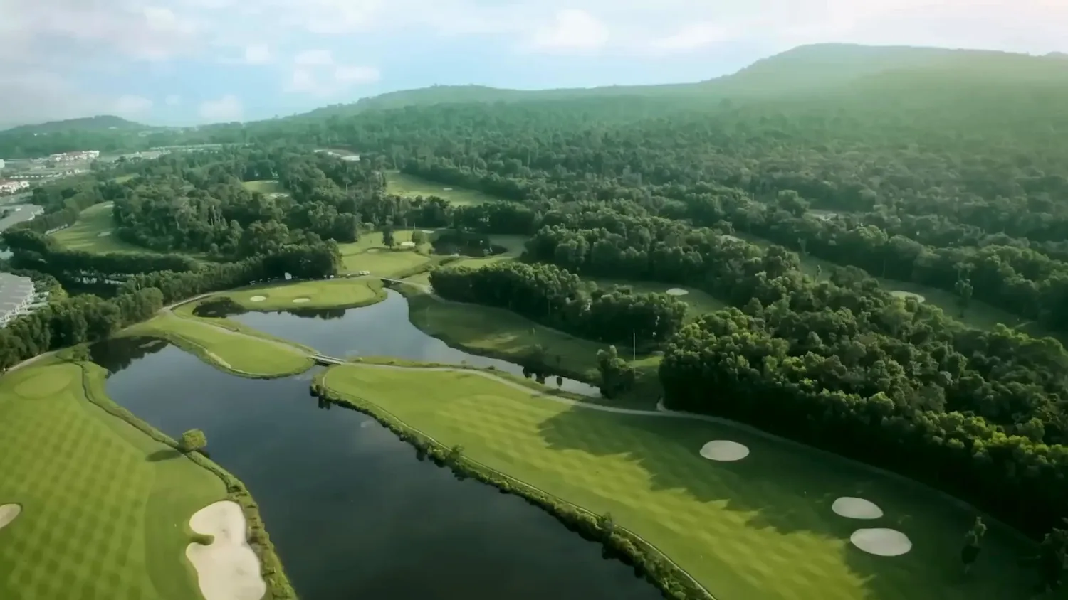 Hai sân golf 18 hố